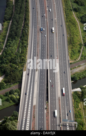 Vista aerea dell'autostrada M60 vicino a Stockport, Manchester Foto Stock
