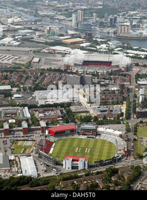 Vista aerea di Old Trafford cricket ground home di Lancashire CCC e lo stadio di calcio di Old Trafford, Manchester United home terra Foto Stock