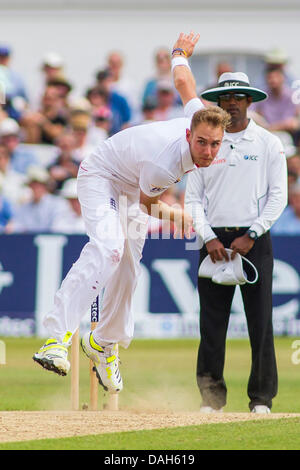 Nottingham, Regno Unito. 13 Luglio, 2013. L'Inghilterra Stuart ampia bowling durante il giorno quattro del primo Investec Ceneri Test match a Trent Bridge Cricket Ground sulla luglio 13, 2013 a Nottingham, Inghilterra. Credito: Mitchell Gunn/ESPA/Alamy Live News Foto Stock