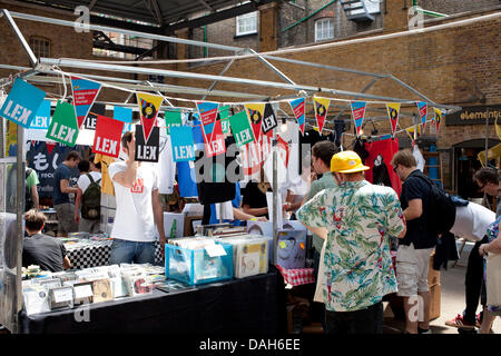 Londra, Regno Unito. 13 luglio 2013. Etichetta indipendente di mercato, Old Spitalfields Market, Londra Foto Stock