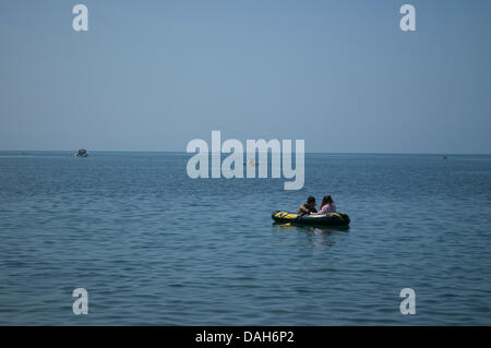 Aberystwyth, Wales, Regno Unito. 13 luglio 2013. Un giovane e di kayakers Godetevi giorni di remata, approfittando del clima caldo e mare piatto a Aberystwyth, in un giorno quando le temperature sono impostati per raggiungere 30 gradi Celsius in tutto il Regno Unito. Credito: Barry Watkins/Alamy Live News Foto Stock