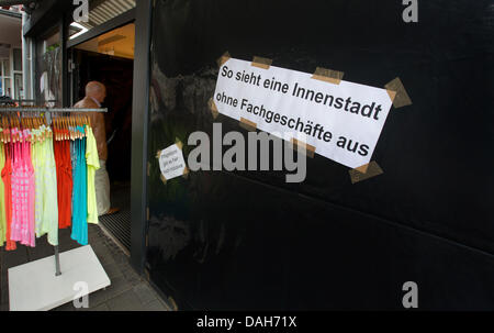 Una vetrina è impastato con foglio nero in Sankt Toenis, Germania, 13 luglio 2013. I dettaglianti protestare contro lo shopping online che minaccia i dettaglianti. Foto: MARTIN GERTEN Foto Stock