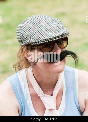 Londra, Regno Unito. Il 13 luglio 2013. Una ragazza vestita come una "Chap' presso il Chaps Olympiade a Bedford Gardens. Alamy Live News. Fotografo: Gordon Scammell/Alamy Live News Foto Stock