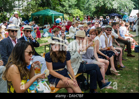 Londra, Regno Unito. Il 13 luglio 2013. Gli spettatori che si diverte a Chaps Olympiade a Bedford Square Gardens a Londra. Alamy Live News. Fotografo: Gordon Scammell/Alamy Live News Foto Stock