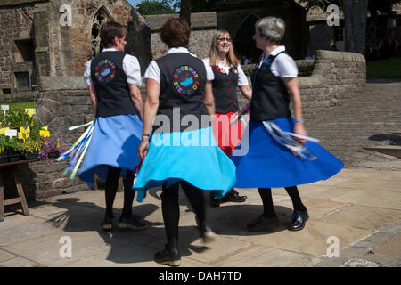 'Ridgeway Step Clog' Step Clog ballerini al Clogfest festival esclusivamente per step-clogging. Ballerini provenienti da tutta l'Inghilterra si sono riuniti a Skipton, nello Yorkshire del Nord, nel decimo anniversario della chiodata. Clogfest è l'annuale raduno nazionale per la comunità di ballo di Step Clog con ballerini che si esibiscono al castello di Skipton, al municipio, a Victoria Square e al bacino del canale. Foto Stock