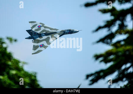 Chichester, Regno Unito. 13 luglio 2013. Una guerra fredda bombardiere Vulcan esegue nei cieli durante il giorno 2 del 2013 Goodwood Festival della Velocità nella motivazione della casa di Goodwood. Credit: Azione Plus immagini di sport/Alamy Live News Foto Stock