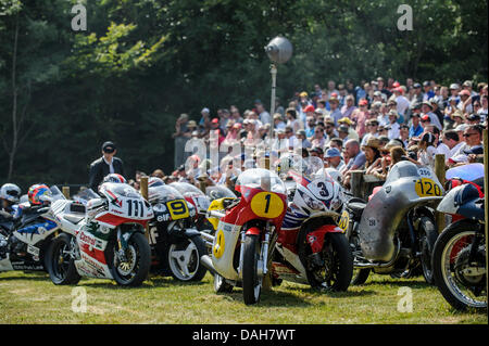 Chichester, Regno Unito. 13 luglio 2013. Motorcyles si accumulano nella parte superiore del paddock di fronte gli spettatori dopo che corre su per la collina durante il giorno 2 del 2013 Goodwood Festival della Velocità nella motivazione della casa di Goodwood. Credit: Azione Plus immagini di sport/Alamy Live News Foto Stock