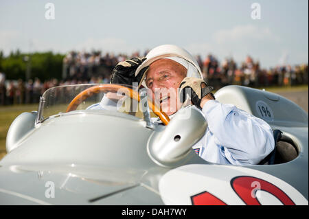 Chichester, Regno Unito. 13 luglio 2013. Sir Stirling Moss prende un respiro come egli si siede in un 1954 Mercedes-Benz W196 in cima paddock dopo una corsa su per la collina corso durante il giorno 2 del 2013 Goodwood Festival della Velocità nella motivazione della casa di Goodwood. Credit: Azione Plus immagini di sport/Alamy Live News Foto Stock