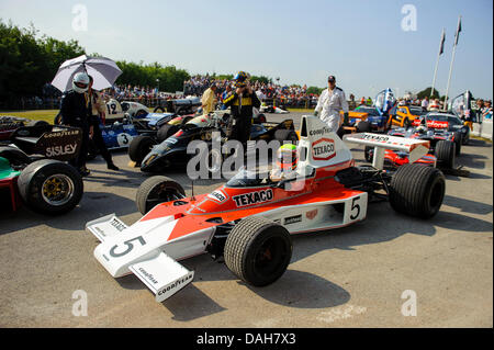 Chichester, Regno Unito. 13 luglio 2013. Il test driver della McLaren Oliver Turvey linee fino in una McLaren M23 durante il giorno 2 del 2013 Goodwood Festival della Velocità nella motivazione della casa di Goodwood. Credit: Azione Plus immagini di sport/Alamy Live News Foto Stock