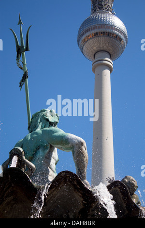 Fernsehturm Torre della TV con la statua di Nettuno e la fontana (Neptunbrunnen) in primo piano Mitte Berlino Germania Foto Stock