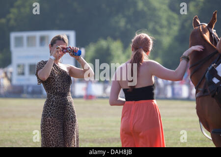 Hylands Park, Essex, Regno Unito. 13 Luglio, 2013. In posa con il pony mentre il stomping divets al duca di Essex Polo Grand Prix a Hylands Park, Essex, sabato 13 luglio 2013. Credito: Charlotte Moss/Alamy Live News Foto Stock