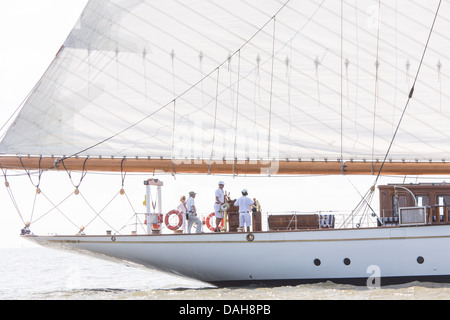 L'equipaggio sterza il 196-piede sailing yacht Germania Nova come vele porto di Charleston Giugno 26, 2013 a Charleston, Carolina del Sud. Foto Stock