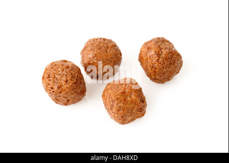 Cioccolato palline di cereali isolati su sfondo bianco Foto Stock