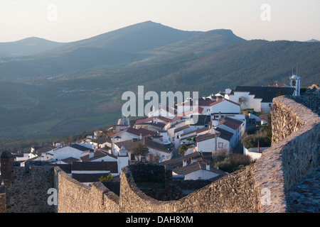 Il castello di Marvao Castelo de Marvao vista da pareti imbiancate a calce su borgo medioevale con le montagne sullo sfondo Alentejo Portogallo Foto Stock