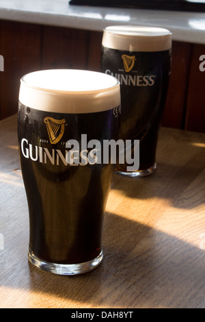 Due pinte di Guinness in una tabella in un pub in Irlanda Foto Stock