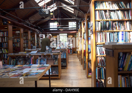 Interno di Richard Booth's di seconda mano bookshop Hay-on-Wye Hay on Wye Prenota città città di libri Powys Wales UK Foto Stock