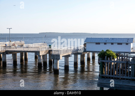 Pubblica il molo di pesca sul Dock Street in Cedar Key, Florida lungo la costa del Golfo della Florida del Nord. Foto Stock