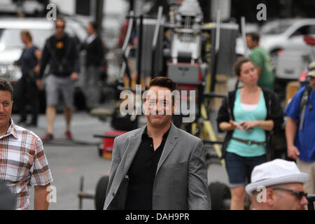 Dedham, Massachusetts. Robert Downey Jr camminando sul set di "giudice" in Dedham, Massachusetts, il 12 luglio 2013 Credit: Susan Pease/Alamy Live News Foto Stock