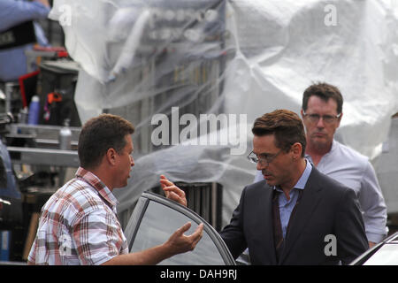 Dedham, Massachusetts. Robert Downey Jr colloqui con un assistente mentre per arrivare in auto sul set di "giudice" in Dedham, Massachusetts, il 12 luglio 2013 Credit: Susan Pease/Alamy Live News Foto Stock