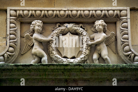 Bassorilievo in pietra della facciata di edificio, bagno, Somerset, Inghilterra Foto Stock