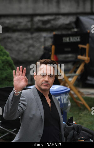 Dedham, Massachusetts. Robert Downey Jr sventolando ai fan sul set di "giudice" in Dedham, Massachusetts, il 12 luglio 2013 Credit: Susan Pease/Alamy Live News Foto Stock