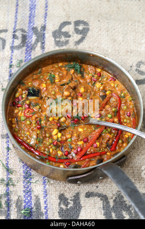 Pentola di curry piccante - messa a fuoco selettiva Foto Stock