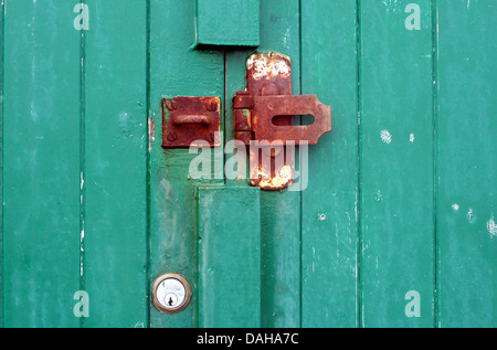 Rusty serratura sulla porta Vecchia Foto Stock