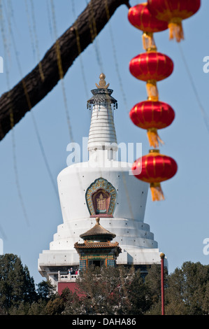 Bai Ta stupa (noto come Pagoda bianca o bianco Dagoba) nel Parco Beihai, Xicheng District, Pechino, Cina Foto Stock