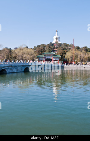 Yong'un ponte con Bai Ta stupa su sfondo di Yong'un tempio (Tempio di pace eterna) nel Parco Beihai a Pechino in Cina Foto Stock