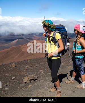 Gli escursionisti sulle sabbie di scorrimento Trail a Haleakala National Park a Maui Foto Stock