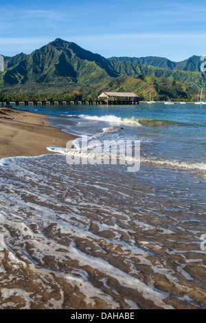 Hanalei Beach in Kauai, con il Molo di Hanalei in distanza Foto Stock