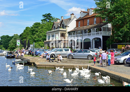 Sulla riva del fiume Tamigi in Walton-on-Thames, Surrey, England, Regno Unito Foto Stock