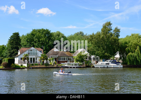 Riverside Case sul fiume Tamigi, Walton-on-Thames, Surrey, England, Regno Unito Foto Stock