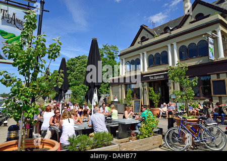 I pescatori di Walton gastro pub terrazza sul fiume Tamigi, Walton-on-Thames, Surrey, England, Regno Unito Foto Stock