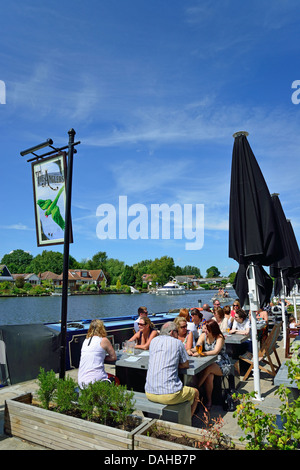 I pescatori di Walton gastro pub terrazza sul fiume Tamigi, Walton-on-Thames, Surrey, England, Regno Unito Foto Stock