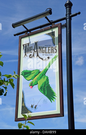 I pescatori di Walton gastro pub segno, Riverside Cottages, Manor Road, Walton-on-Thames, Surrey, England, Regno Unito Foto Stock