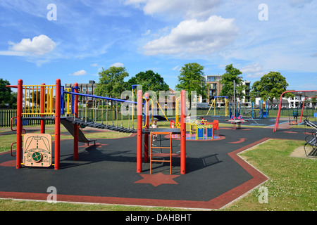 Parco giochi per bambini sul verde, Hersham, Surrey, England, Regno Unito Foto Stock