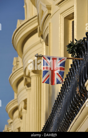 Unione Jack volare al di fuori di un grado che ho elencato Georgiantownhouse in Brunswick Square, Hove, Brighton e Hove, East Sussex, Inghilterra Foto Stock