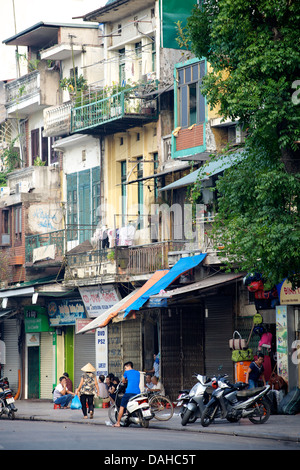 Scena di strada, negozi e residenze nel vecchio quartiere, Vietnam Foto Stock