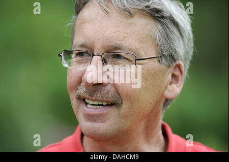 Berna, Germania. 04 Luglio, 2013. Udo Hilfers, manager della cicogna struttura di cura Wesermarsch fornisce una introduzione sulla vita delle cicogne e protezione della natura per i visitatori della struttura nei pressi di Berna, Germania, 04 luglio 2013. La maggior parte delle cicogne presso la struttura che è stata fondata nel 1992 restare temporaneamente; solo alcuni di loro hanno bisogno di essere prese in considerazione per un periodo di tempo più lungo. Foto: INGO WAGNER/dpa/Alamy Live News Foto Stock