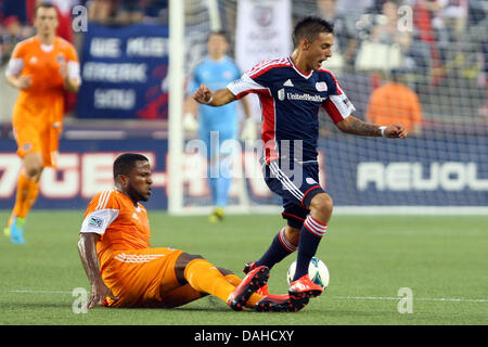 Foxborough, Massachusetts, STATI UNITI D'AMERICA. 13 Luglio, 2013. La Nuova Inghilterra rivoluzione avanti Diego Fagundez (14) e Houston Dynamo defender Jermaine Taylor (4) in azione durante il gioco MLS tra la Nuova Inghilterra Rivoluzione e Houston Dynamo Gillette Stadium di Foxborough, Massachusetts. Houston ha sconfitto il New England 2-1. Anthony Nesmith/CSM/Alamy Live News Foto Stock