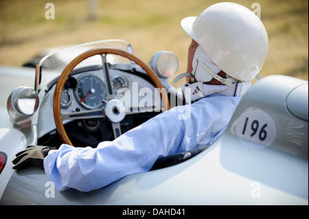 Chichester, Regno Unito. 13 Luglio, 2013. Sir Stirling Moss, nel suo periodo distintivo casco, richiede controlli di un 1954 Mercedes-Benz W196 in cima paddock dopo una corsa su per la collina corso durante il giorno 2 del 2013 Goodwood Festival della Velocità nella motivazione della casa di Goodwood. Credito: Azione Sport Plus/Alamy Live News Foto Stock