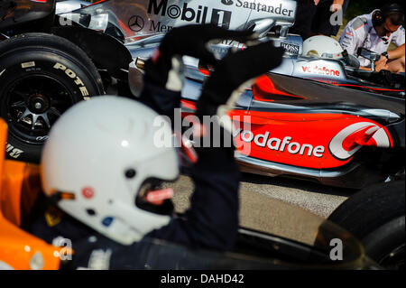 Chichester, Regno Unito. 13 Luglio, 2013. Una Mercedes McLaren MP4-23 pilotato da Kevin Magnussen è pronto durante il giorno 2 del 2013 Goodwood Festival della Velocità nella motivazione della casa di Goodwood. Credito: Azione Sport Plus/Alamy Live News Foto Stock