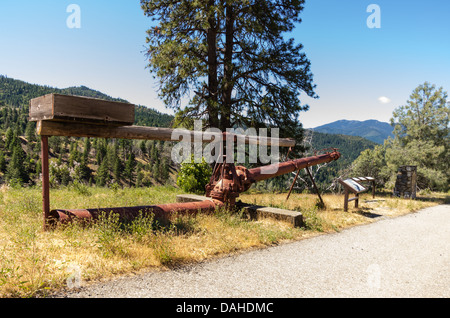 Weaverville California degli Stati Uniti. Un monitor o un cannone idraulico utilizzato per lavare via oro materiale del cuscinetto in data mining idraulico Foto Stock