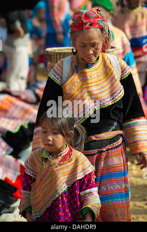 Hmong donna e bambino in corrispondenza può cau mercato, vicino a Bac Ha, la provincia di Cao, Vietnam Foto Stock