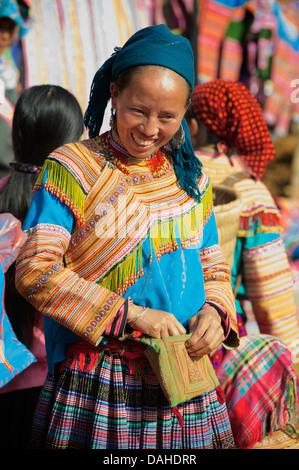 Donna Hmong in corrispondenza può cau mercato, vicino a Bac Ha, la provincia di Cao, Vietnam Foto Stock