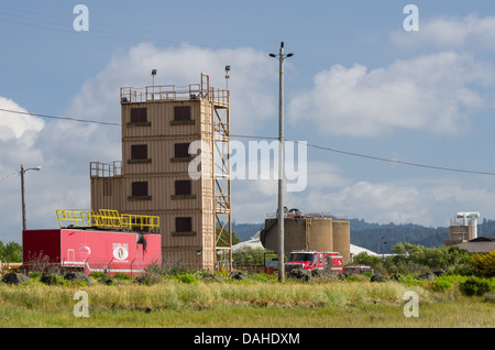 Eureka California degli Stati Uniti. Firefighter training facility con live formazione antincendio rimorchio Foto Stock