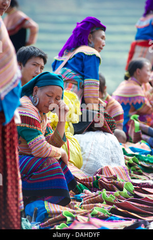 I fornitori di tessili a può cau mercato, vicino a Bac Ha. Lao Cai provincia, nel Vietnam del Nord Foto Stock