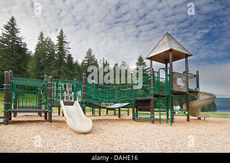 Parco giochi per i bambini presso il lago di Merwin parco lungo il fiume di Lewis nello stato di Washington Foto Stock