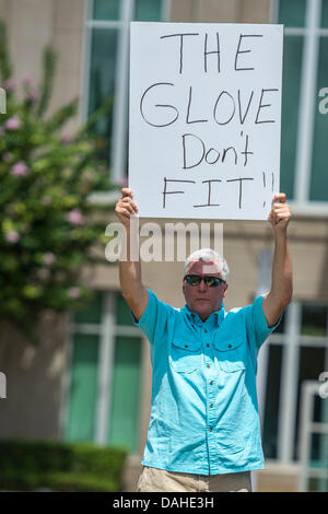 Luglio 13, 2013 - Sanford, FL, Stati Uniti d'America: un manifestante detiene un segno al di fuori del Seminole County Courthouse durante il giorno 2 della giuria pensa che nella prova di George Zimmerman, Zimmerman è stato caricato nel 2012 per il tiro a segno la morte di Trayvon Martin in Sanford, FL Foto Stock